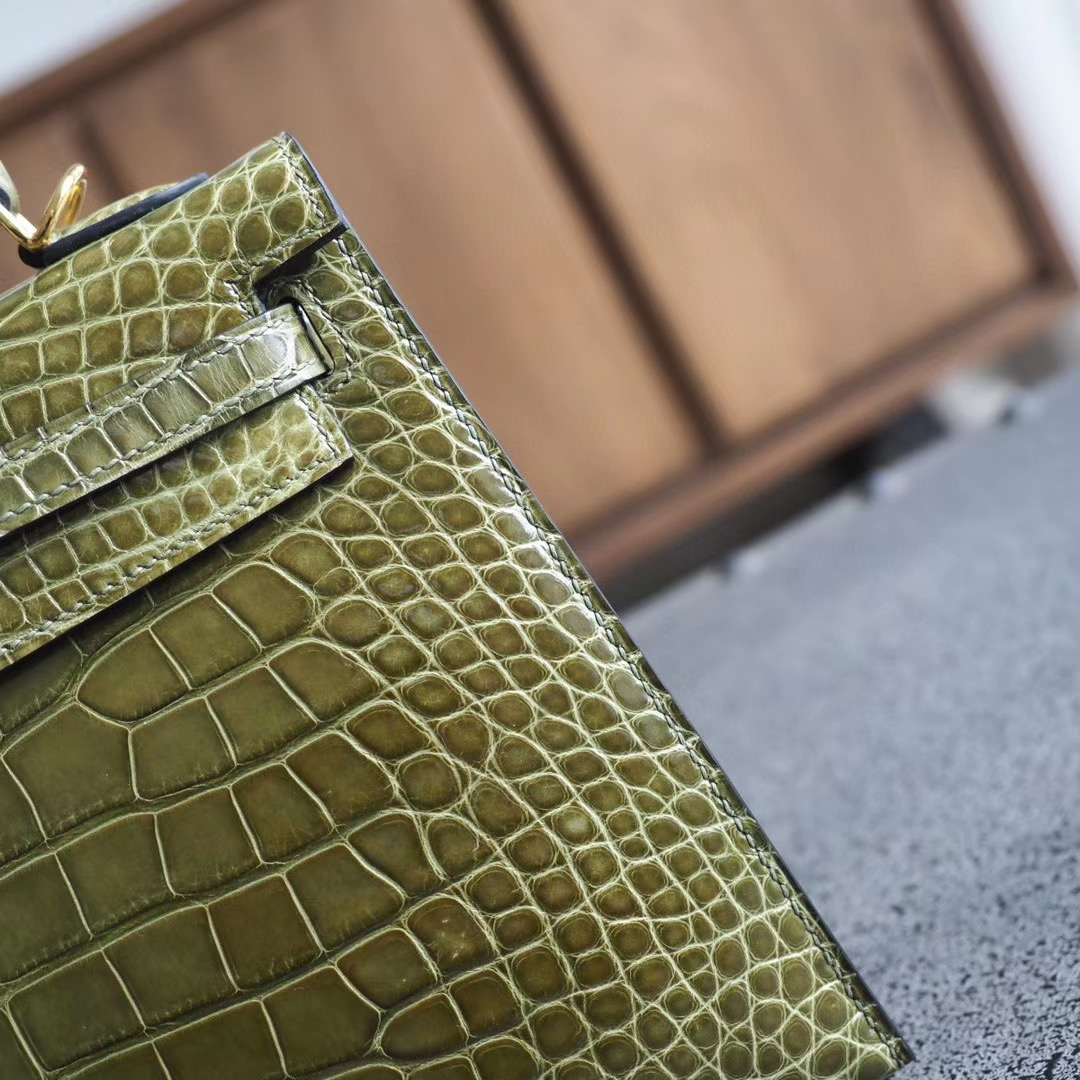 爱马仕官网 凯莉包 Kelly 25CM 6H橄榄绿 亮面方块鳄鱼 金扣